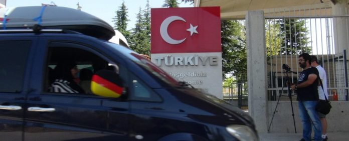 Eine Familie aus Deutschland passiert die türkische Grenze. Viele Deutschtürken fahren Sommer für Sommer mit dem Auto in die Heimat ihrer Eltern und Großeltern.