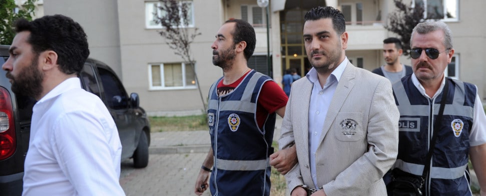 Ein türkischer Polizist wird während der Verhaftungswelle am 22.07.2014 abgeführt.
