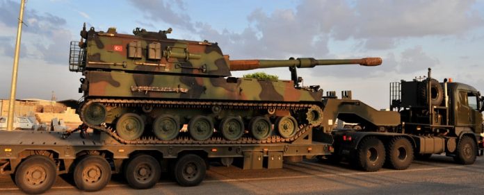 Ein LKW transportiert einen Panzer der türkischen Streitkräfte.