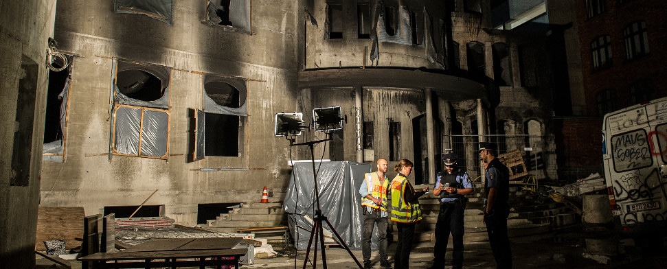 Polizisten und Kriminaltechniker stehen am 12.08.2014 in Berlin vor einem Neubau einer Moschee an der Skalitzerstraße. Dort brannte nach ersten Erkenntnissen der Feuerwehr Baumaterial.