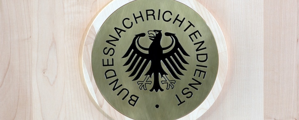 Aus Geheimunterlagen geht Medienberichten zufolge nun hervor, dass der BND der NSA jahrelang auch Daten deutscher Bürger zuleitete. Die Frage steht im Raum, ob zuständige Kontrollgremien des Bundestages bewusst falsch informiert wurden.