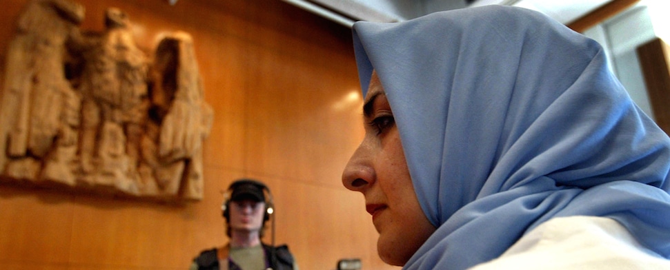 Auch viele muslimische Frauen der ersten Generation trugen ein Kopftuch. Auch sie wurden als die “Andere” wahrgenommen. Es war aber nie ein großes Thema in der Öffentlichkeit.