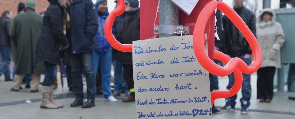 Ein Brief hängt am 17.03.2013 an einer Bushaltestelle vor dem Bahnhof in Kirchweyhe (Niedersachsen). Nach der tödlichen Prügelattacke auf einen 25-Jährigen haben sich wieder mehrere hundert Menschen zum Gedenken an den Mann am Tatort versammelt.