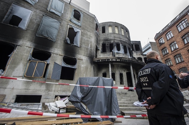 Als in der Nacht zum Dienstag um kurz nach zehn ein Feuer in der Berliner Mevlana Moschee ausbrach und das Gebäude zerstörte, bleibt auch noch Tage danach eine breite Solidaritätswelle aus. (dpa)