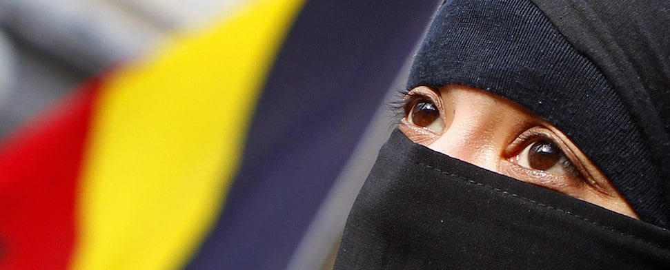 In Belgien riss ein Beamter einer arabischen Prinzessin den Gesichtsschleier vom Kopf.