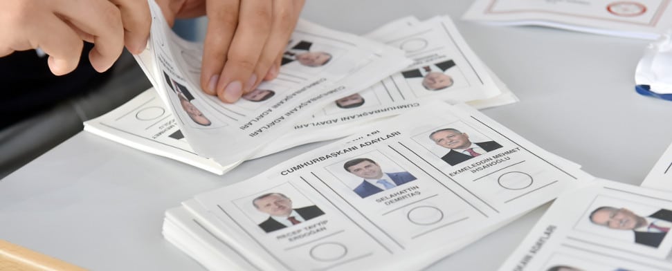Auf dem Messegelände in Karlsruhe (Baden-Württemberg) werden am 31.07.2014 Stimmzettel zur türkischen Präsidentenwahl abgezählt. Für vier Tage verwandelt sich die Messe in ein Wahllokal. Es ist der einzige Ort in Baden-Württemberg, an dem die im Südwesten lebenden Türken ihre Stimme abgeben können.