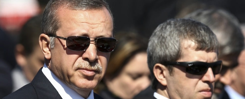 Die Tageszeitung Karşı will in den Besitz von Unterlagen gekommen sein, die den künftigen türkischen Präsidenten Erdoğan bei mehreren Treffen mit dem saudischen Geschäftsmann Yasin al-Qadi zeigen. Dieser galt lange als Terrorsponsor.