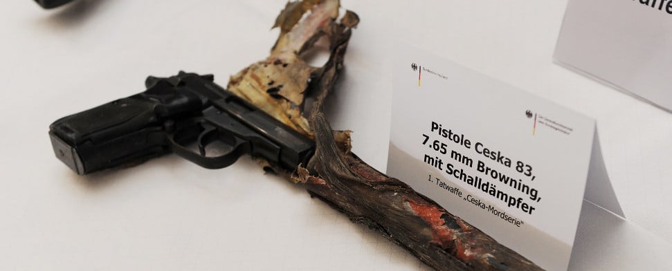 Die Bundesanwaltschaft zeigt am 01.12.2011 im Dienstgebäude der Bundesanwaltschaft in Karlsruhe Waffen, die bei den Ermittlungen gegen die terroristische Vereinigung «Nationalsozialistischer Untergrund» (NSU) gefunden wurden. Hier eine Pistole Ceska 83, 7,65 Browning mit Schalldämpfer, die erste Tatwaffe der sogenannten «Ceska-Mordserie». Zwei Schweizer Kriminalpolizisten sollen diese Woche im NSU-Prozess als Zeugen dazu beitragen, die immer noch ungelösten Rätsel um die wichtigste Mordwaffe des NSU-Trios aufzuklären.
