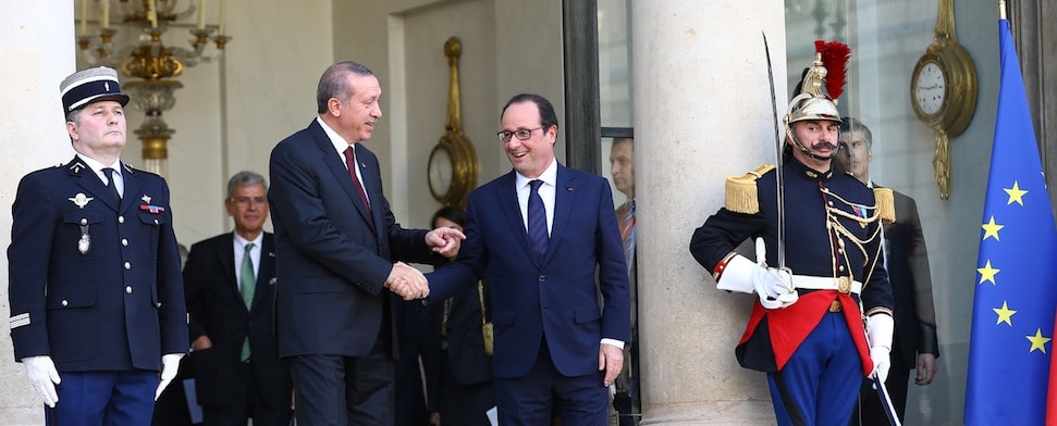 Der türkische Präsident Recep Tayyip Erdoğan übte am Freitag nach einem Treffen mit seinem französischen Amtskollegen François Hollande in Paris gegenüber Reportern Kritik an westlichen Politikern. Diese würden sich „zu sehr“ den Fokus auf die Schlacht um die syrische Grenzstadt Kobani fokussieren. (rtr)