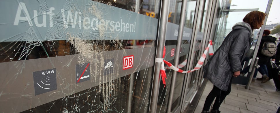 Zerstörte Glasscheiben am Zugang zum Hauptbahnhof sind am 27.10.2014 in Köln (Nordrhein-Westfalen) zus sehen. Bei einer Demo gegen Salafisten haben sich Hooligans und Rechtsradikale am Hauptbahnhof massive Auseinandersetzungen mit der Polizei geliefert.