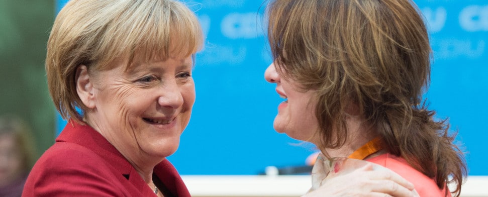 Bundeskanzlerin Angela Merkel (CDU) nimmt Glückwünsche einer Besucherin am 22.10.2014 bei der CDU-Konferenz zum Thema "Zugewandert - Angekommen?! - Chancen der Vielfalt" in Berlin entgegen.