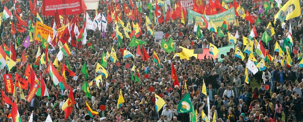 In Düsseldorf haben Zehntausende Kurden in Solidarität für die belagerte Stadt Kobani demonstriert. Die Demonstration blieb friedlich, jedoch waren mehrere PKK nahe Gruppierungen unter den Demonstranten. Die Lage in Kobani verschärft sich unterdessen.