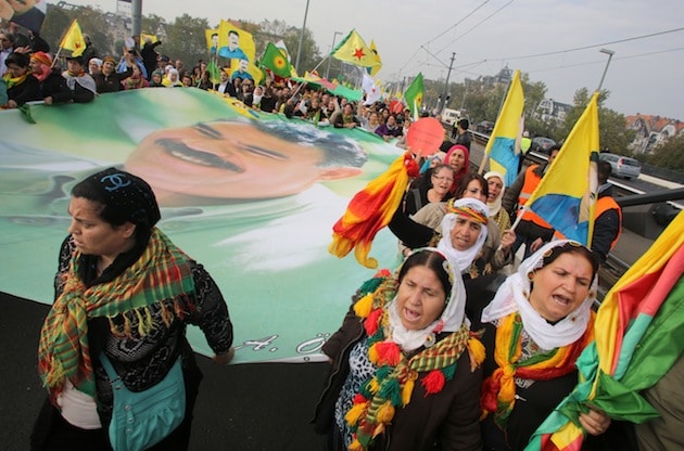 Einige der kurdischen Demonstranten in Düsseldorf forderten die Freilassung des in der Türkei inhaftierten PKK-Führers Abdullah Öcalan. Die PKK ist auch in Deutschland verboten. (dpa)