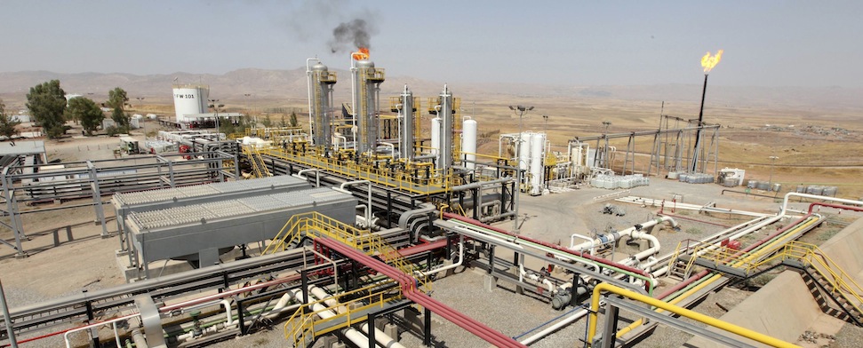 Irak: Bagdad und Arbil haben sich im Streit um die Verwertung der Ölvorkommen nun auf einen Kompromiss geeinigt. Bagdad gibt zurückgehaltenes Geld für die Kurden frei und beide Seiten planen Verhandlungen zur Lösung des Streits. Doch ein Punkt bleibt ungelöst.