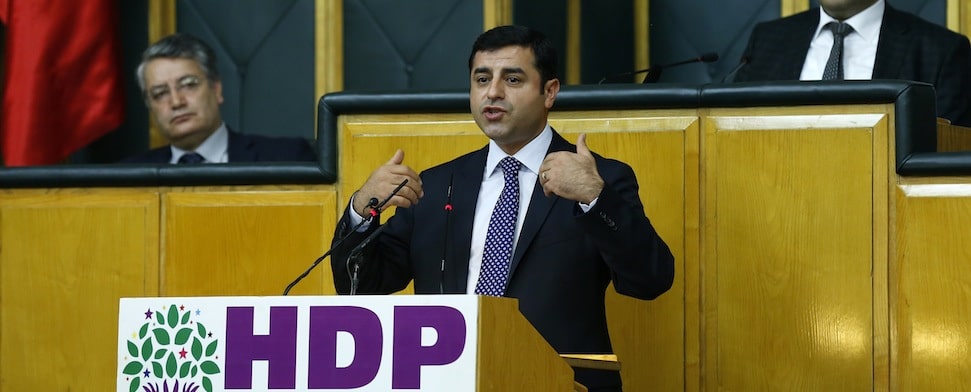 Der stellvertretende Vorsitzende der HDP, Selahattin Demirtaş, erklärte, der Friedensprozess könne nicht noch bis nach den Wahlen 2015 aufgeschoben werden. Gleichzeitig kritisierte er Scharfmacher innerhalb der kurdischen Bewegung.