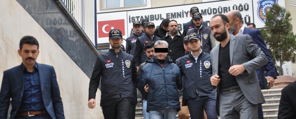 Polizisten in Istanbul führen einen Verdächtigen ab.