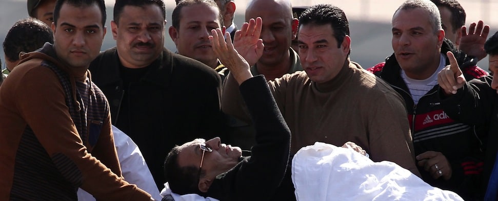 Mubarak auf einer Trage am Tag der Urteilsverkündung.