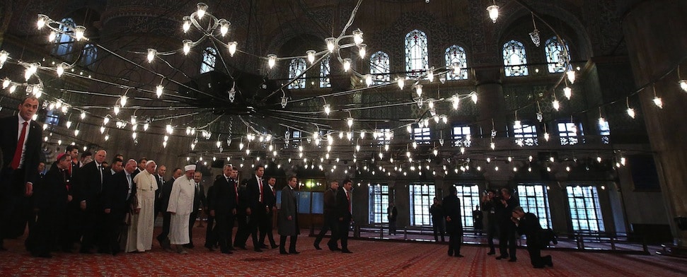 Papst Franziskus traf am Samstag in Istanbul ein. Er besuchte die Sultan-Ahmet-Moschee, wo er gemeinsam mit dem Großmufti betete.