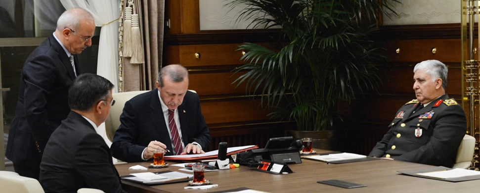 Der türkische Staatspräsident Erdoğan unterzeichnet die Beschlüsse des Obersten Militärrates.