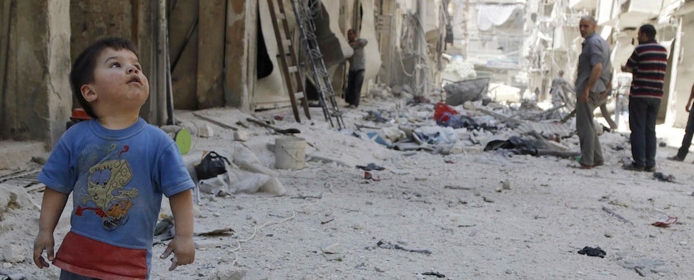 Ein kleiner Junge in Aleppo blickt zum Himmel. Von dort schoss ein Kampfjet auf das Wohnviertel Tareq al-Bab.