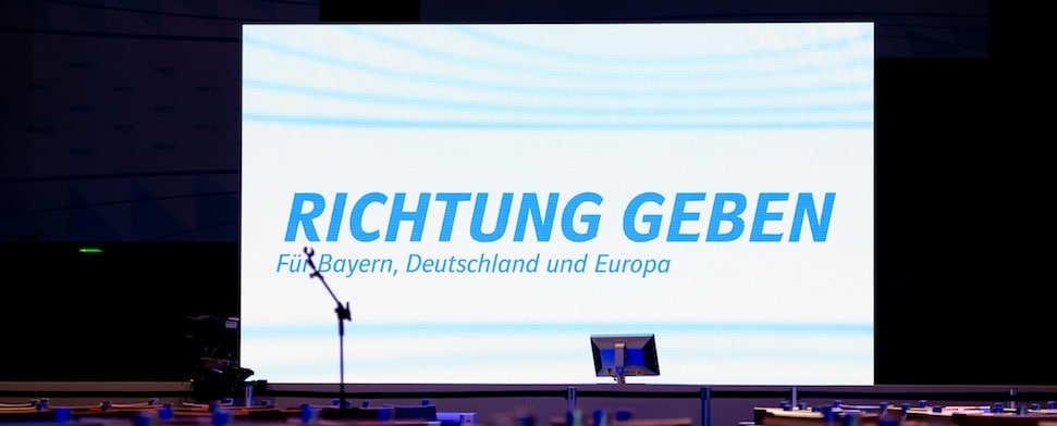 Auf dem CSU-Parteitag in Nürnberg ist ein Bildschirm mit der Aufschrift "Richtung geben" zu sehen.