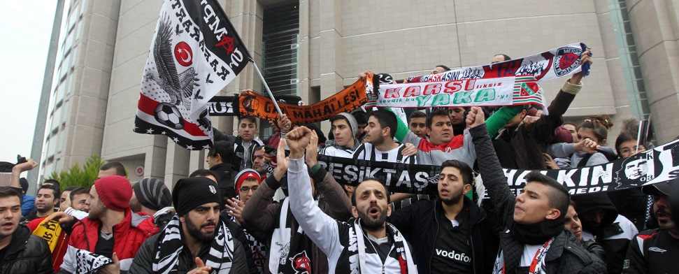 Eine Gruppe von Çarşı-Anhängern demonstriert vor dem Istanbuler Gerichtgebäude.