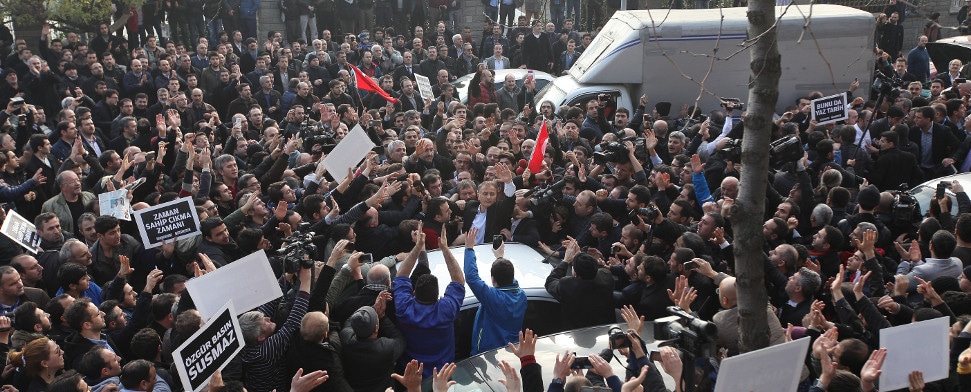 Ekrem Dumanlı wird unter dem Jubel der anwesenden Menge abgeführt.