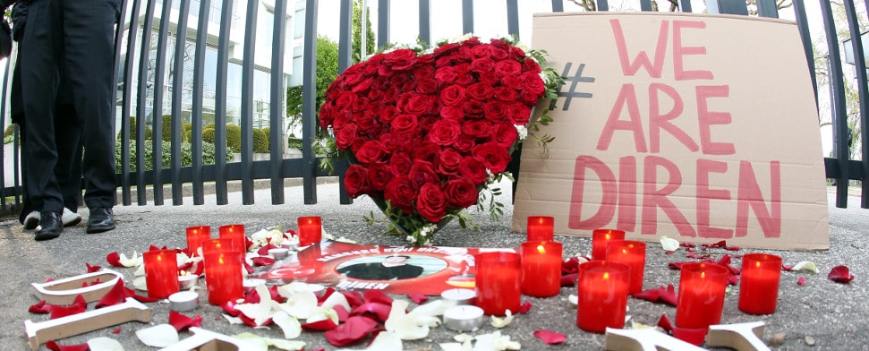 Kerzen, ein Herz aus Rosen und ein Pappschild mit dem Schriftzug «We Are Diren» haben Angehörige und Freunde des in den USA erschossenen Gastschülers Diren aus Hamburg am 02.05.2014 nach einem Trauermarsch vor dem US-Generalkonsulat in Hamburg abgelegt.