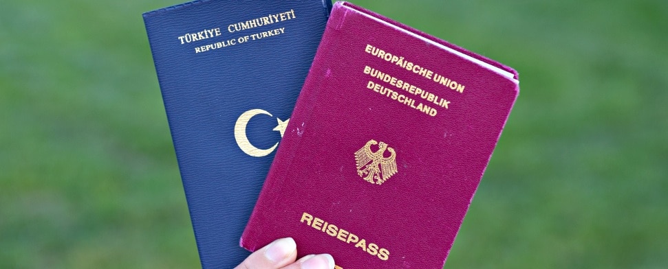 Der deutsche und der türkische Pass in einer Hand.