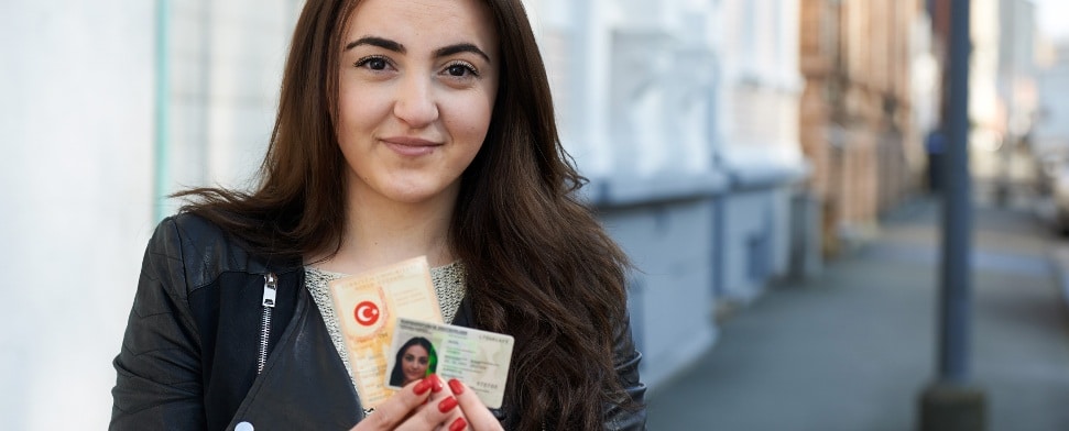 Die 22-jährige Gökben Akgül posiert am 08.03.2014 in Wuppertal (Nordrhein-Westfalen) mit ihrem türkischen und deutschen Pass.
