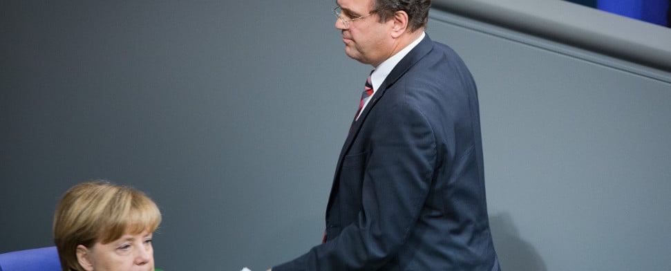 Der frühere Bundesinnenminister Hans-Peter Friedrich (CSU) geht am 18.11.2013 im Bundestag in Berlin nach seiner Rede an der amtierenden Bundeskanzlerin Angela Merkel (CDU) vorbei.