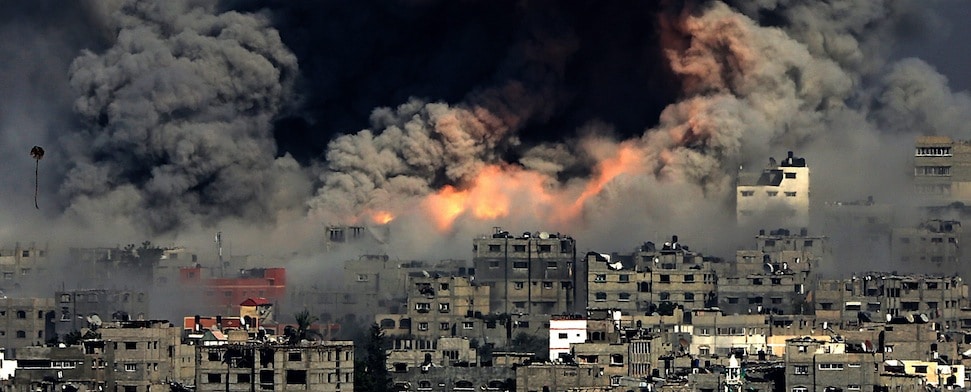 Eine schwere Explosion erschüttert Gaza während eines israelischen Luftangriffs.