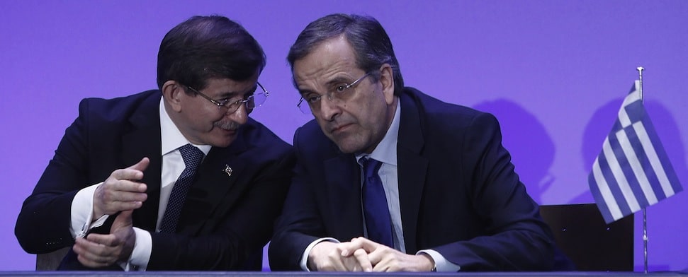 Die Regierungschefs Antonis Samaras und Ahmet Davutoğlu im Gespräch während des dritten Treffen des Höchsten griechisch-türkischen Regierungsrats seit 2010.