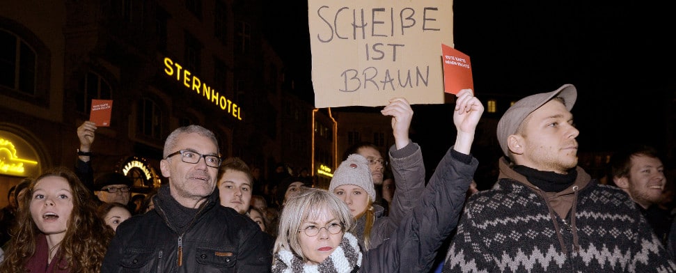 egendemonstranten protestieren in Bonn (Nordrhein-Westfalen) auf dem Marktplatz am 22.12 2014 gegen einen Aufmarsch der rechtspopulistischen «Pegida»-Bewegung. An der «Bogida»-Veranstaltung beteiligten sich nach Angaben der Polizei rund 200 Menschen.