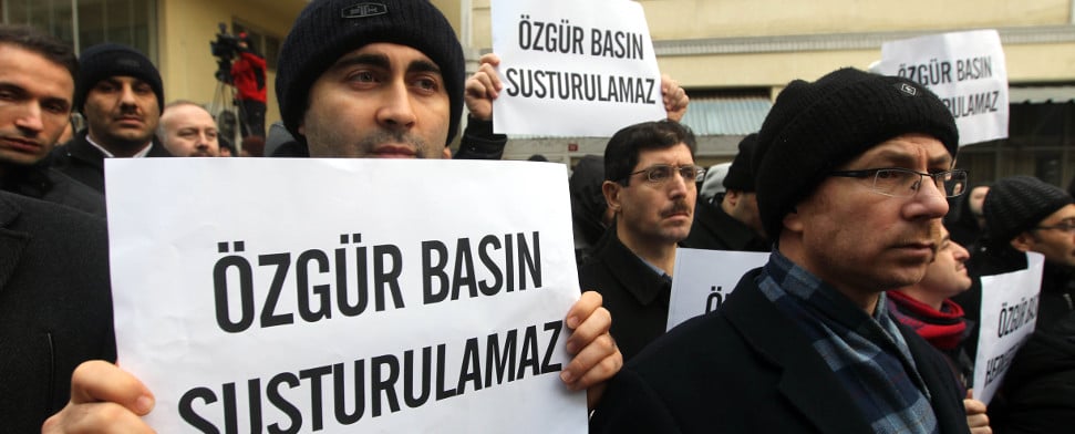 Eine Gruppe demonstriert vor dem Zaman-Gebäude in Istanbul für Medienfreiheit.