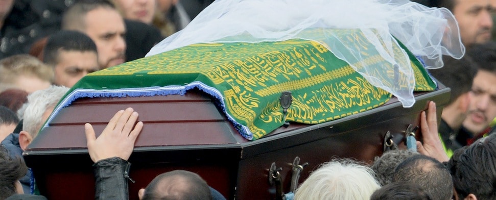Das Foto zeigt den Sarg von Tuğçe Albayrak, der von Teilnehmern ihrer Beerdigung getragen wird.