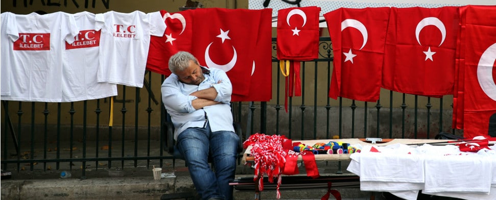 Ein Verkäufer von Türkeifahnen in der Istiklal Caddesi in Istanbul vor seinem Stand. Das Eurobarometer, eine regelmäßig im Auftrag der Europäischen Kommission in Auftrag gegebene Umfrage, brachte in der Türkei aufschlussreiche Ergebnisse. Das Vertrauen in Brüssel sinkt weiter.