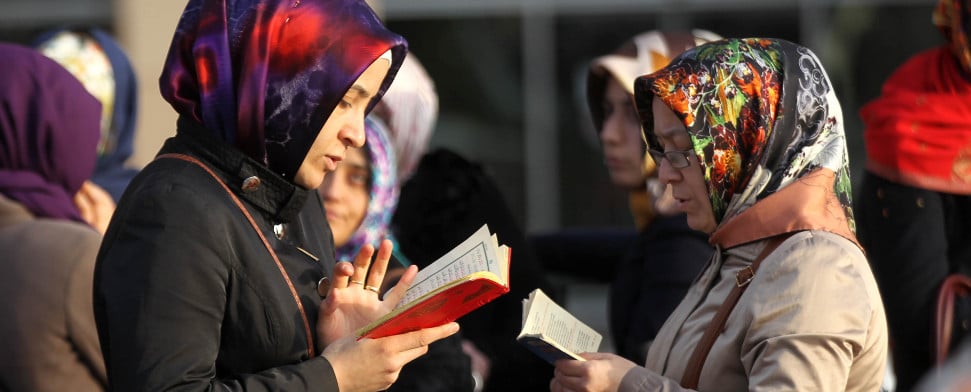 Frauen vor dem Istanbuler Gerichtsgebäude in Çağlayan lesen Koran und Gebetsbücher, während sie für die Freilassung der Journalisten demonstrieren.