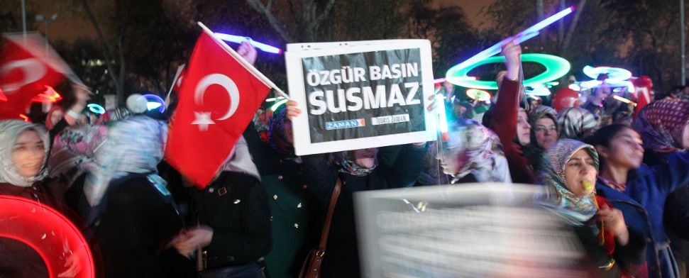 In der Türkei halten die Proteste wegen der Verhaftung der Journalisten am Sonntag an.