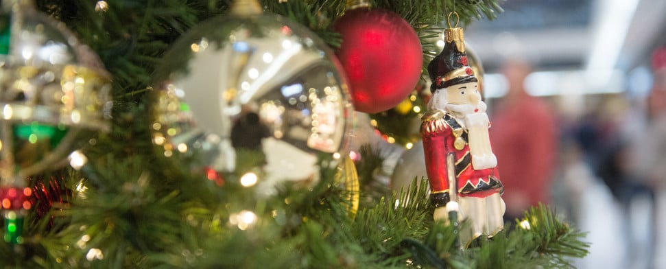 Weihnachtlich geschmückt ist am 20.12.2014 ein Einkaufszentrum in Berlin. Das Weihnachtsgeschäft im Handel läuft auf Hochtouren. Last-Minute-Geschenkekäufer sorgen in den wenigen verbleibenden Tagen bis Weihnachten für Betrieb in den Geschäften.