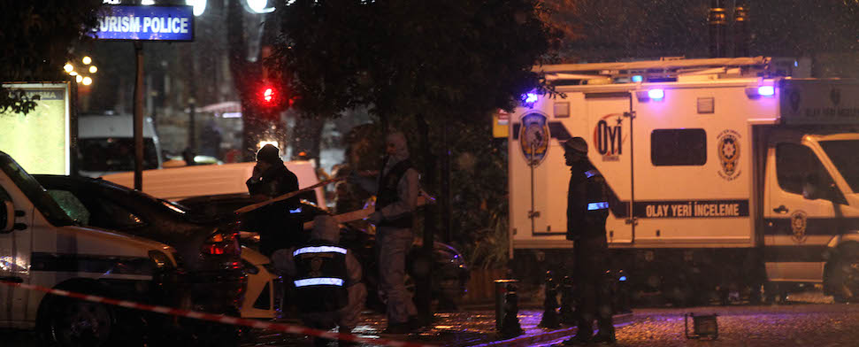 Kurz nach dem Anschlag sind türkische Ermittler am Anschlagsort, der Wache der Touristenpolizei in Sultanahmet mit der Spurensicherung beschäftigt: Die Spuren führen von Istanbul in den Kaukasus.