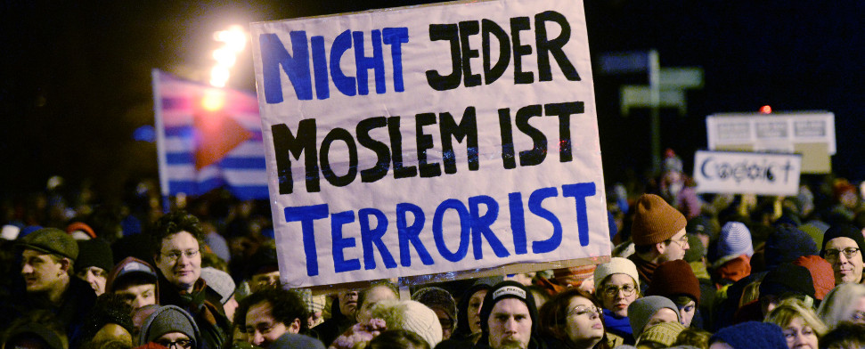 Teilnehmer einer Demonstration gegen die islamkritische Legida-Bewegung halten am 12.01.2015 in Leipzig (Sachsen) Transparente in die Höhe. Die Legida hat zur selben Zeit zu einer Demonstration in Leipzig aufgerufen.