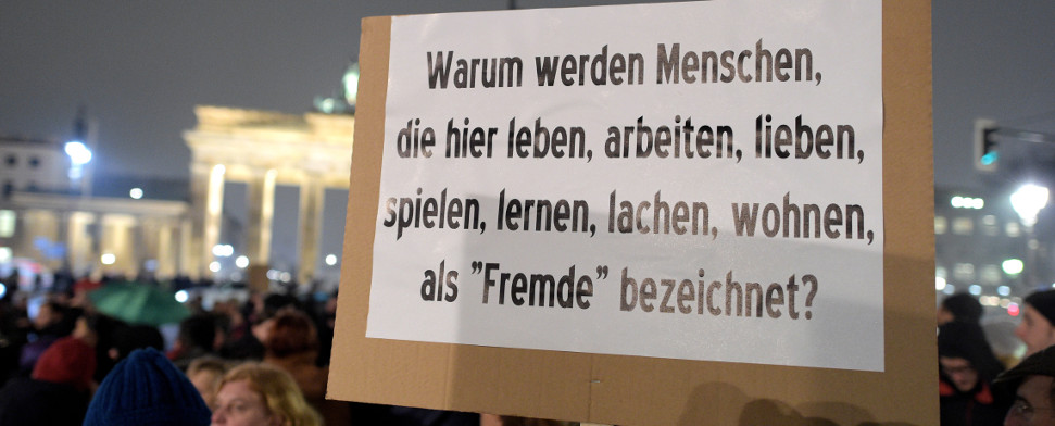 Einige Menschen haben sich am 05.01.2015 am Brandenburger Tor in Berlin zu einer Protestkundgebung der Berliner Türkischen Gemeinde gegen Pegida versammelt.