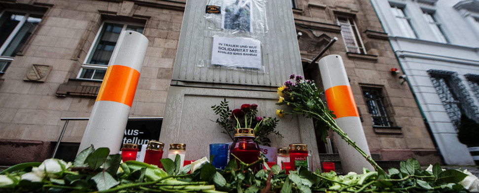 Blumen und Kerzen liegen und stehen am 15.01.2015 in Berlin vor dem Gebäude der sächsischen Landesvertretung. Sie wurden in Gedenken an einen 20 Jahre alten afrikanische Asylbewerber, der am 13.01.2015 in Dresden im Stadtteil Leubnitz-Neuostra tot aufgefunden worden war, dort abgelegt. Nach Angaben der Polizei starb er durch einen Messerstich.