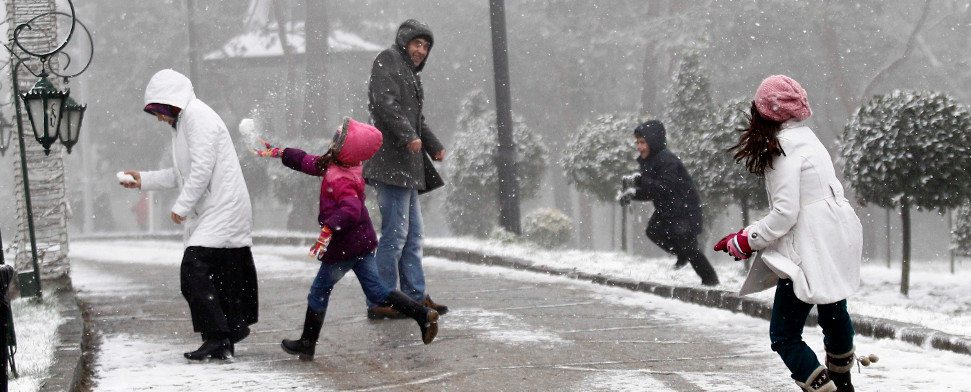 Passanten in Istanbul spielen mit Schnee. Die Metropole erlebt einen sehr kalten Winter. Die Temperaturen sollen in den nächsten -20 Grad erreichen.