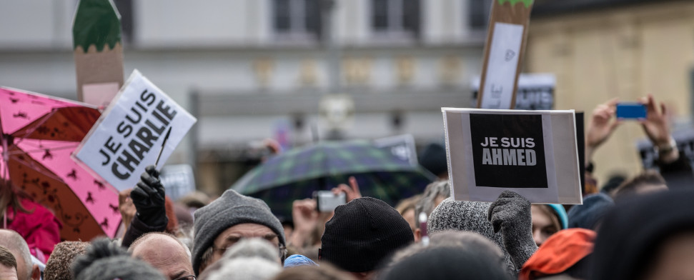 Demonstranten in Paris halten Schilder mit den Aufschriften "Je suis Charlie" und "Je suis Ahmed" hoch.