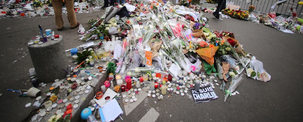 Menschen haben Blumen, Kerzen und Notizen zum Gedenken an die Opfer des Terrors in Paris niedergelegt. (dpa)