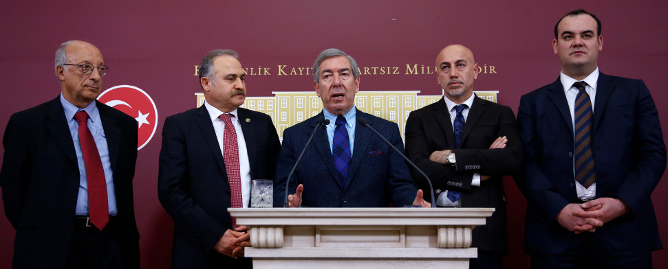 Wie erwartet hat die AKP-Mehrheit in der Parlamentskommission die mögliche Anklage vierer ehemaliger Minister vor dem Staatsgerichtshof niedergestimmt.