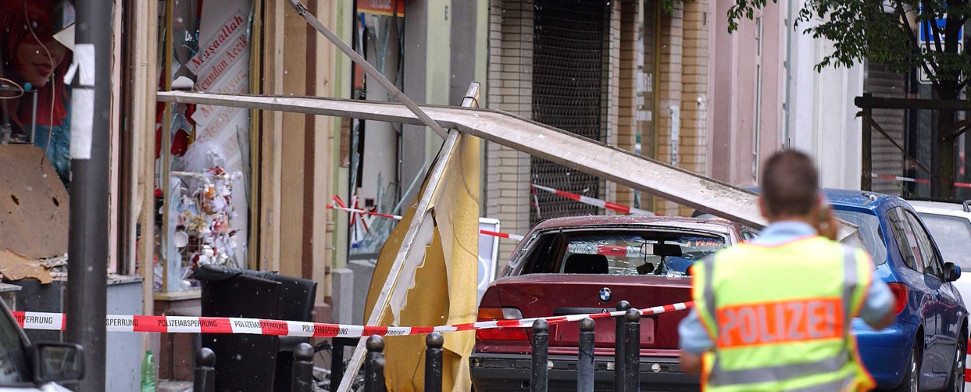 Ein Polizist sichert in Köln die Spuren einer Explosion in der Keupstraße (Archivfoto vom 09.06.2004). Am 20.01.2015 ist der Anschlag Thema im NSU-Prozess in München (Bayern).