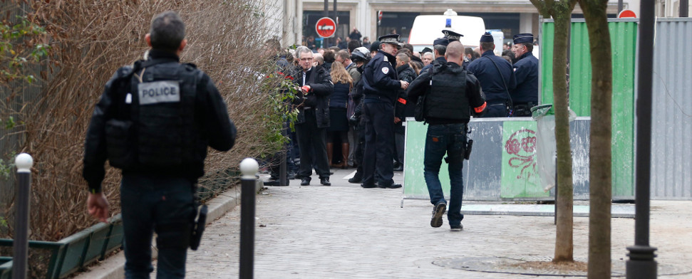 Polizisten sichern in Paris den Tatort nach dem Anschlag auf die Redaktionsräume des Satiremagazins Charlie Hebdo ab.